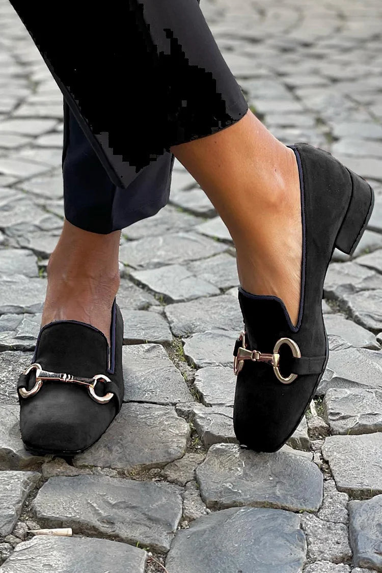 Eden | Mocasín de Tacón Bajo con Ante Negro y Hebilla Dorada