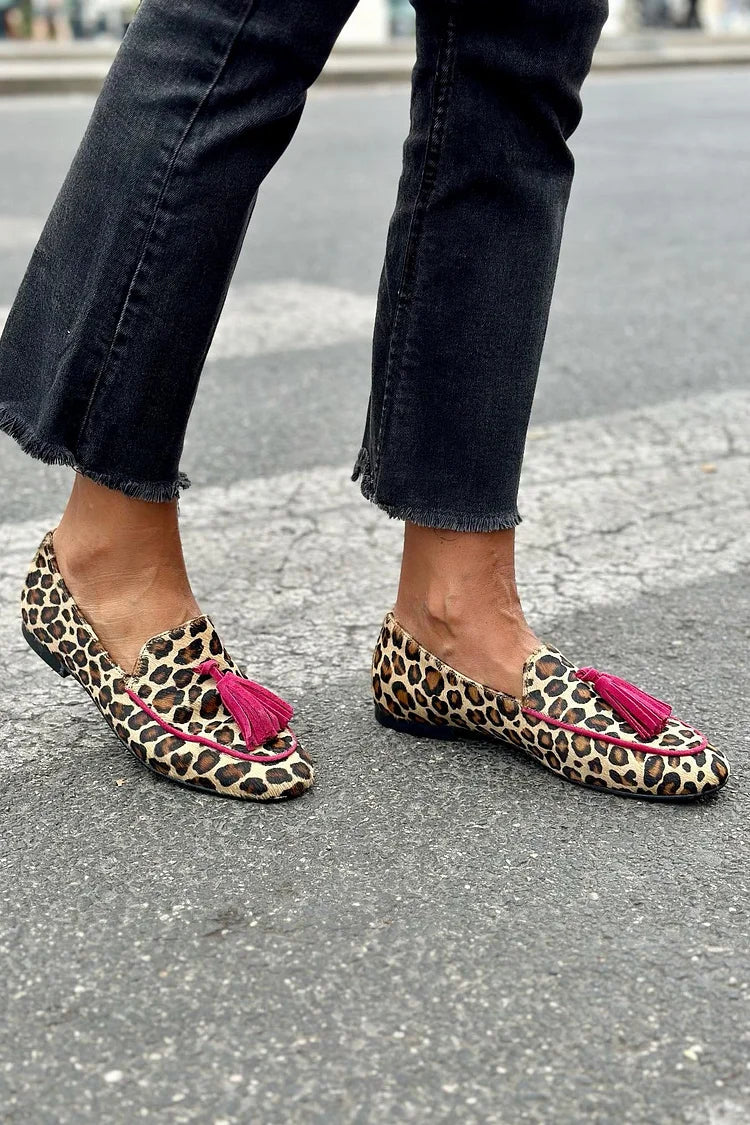 Rihanna | Mocasín Plano con Estampado Leopardo y Borla Fucsia