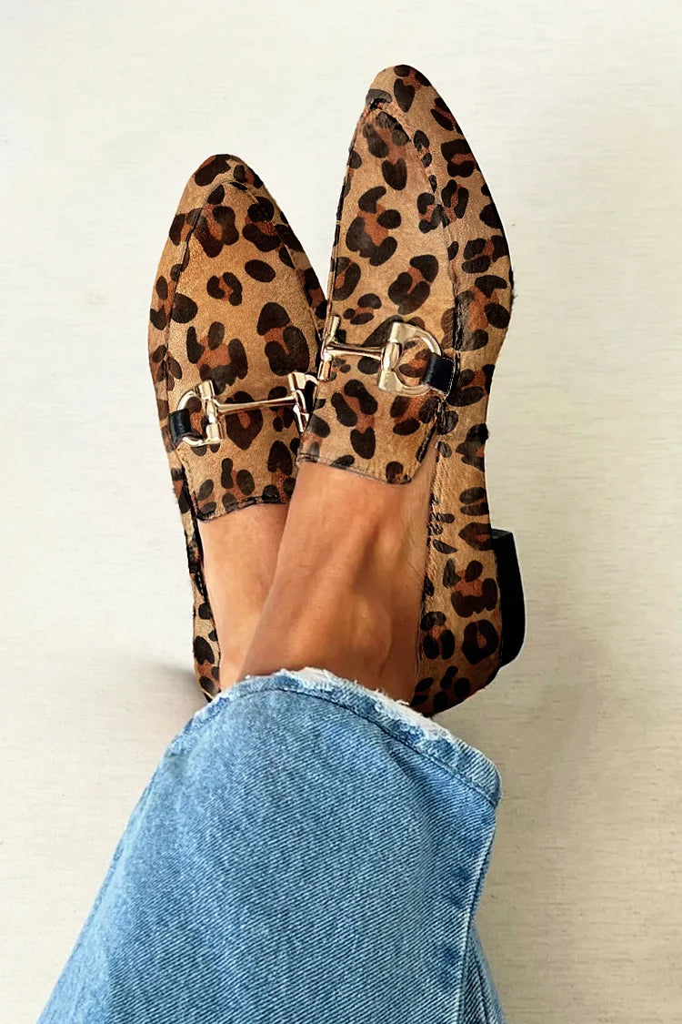 Gia | Mocasín Artesanal Plano con Estampado Leopardo y Detalle Dorado