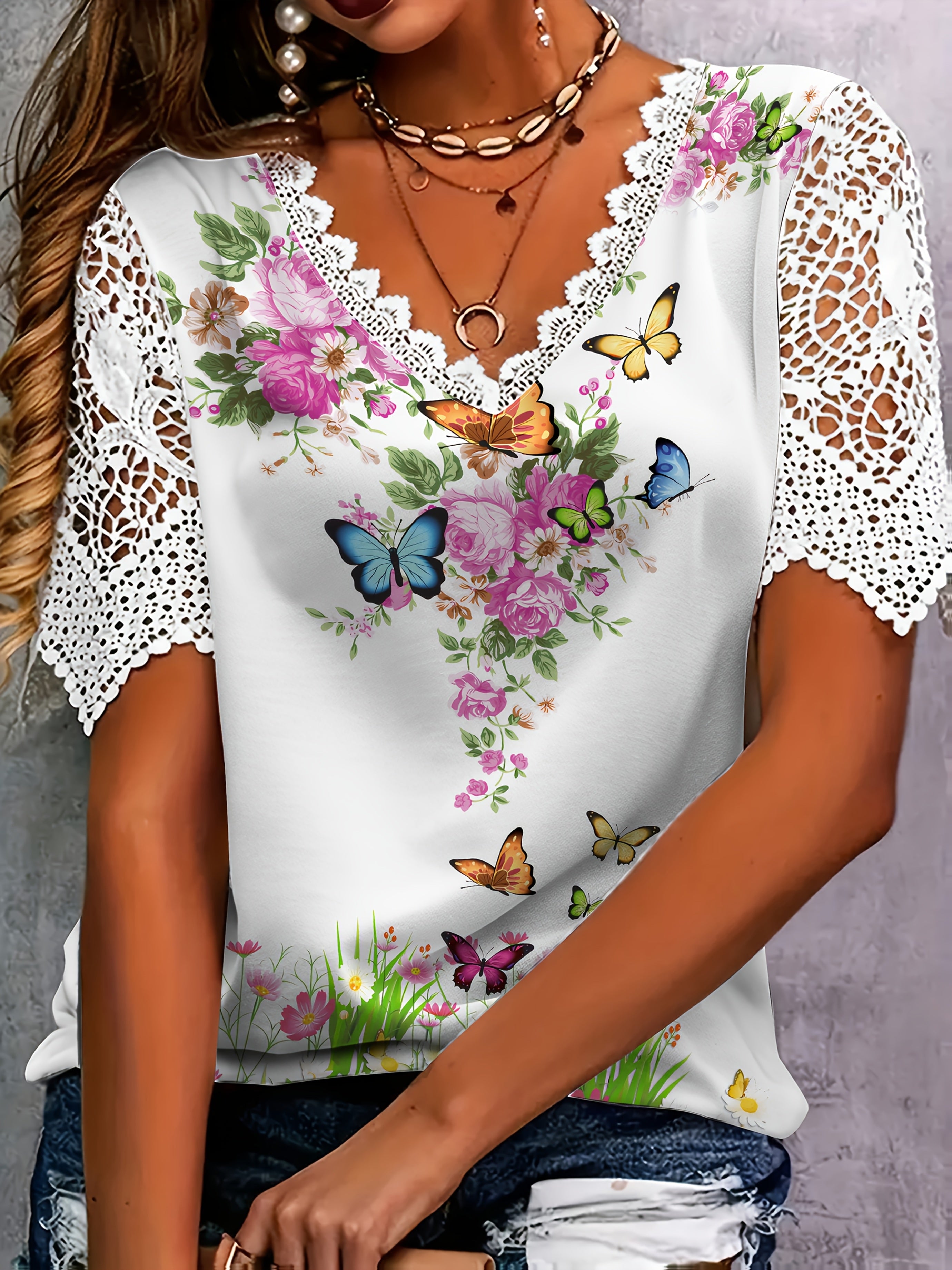 Mariposa – V-hals T-shirt met bloemenprint en vlinderdetails