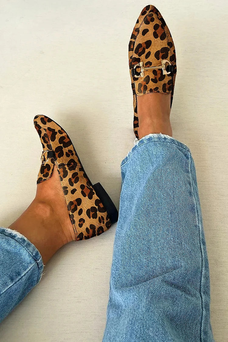Gia | Mocasín Artesanal Plano con Estampado Leopardo y Detalle Dorado