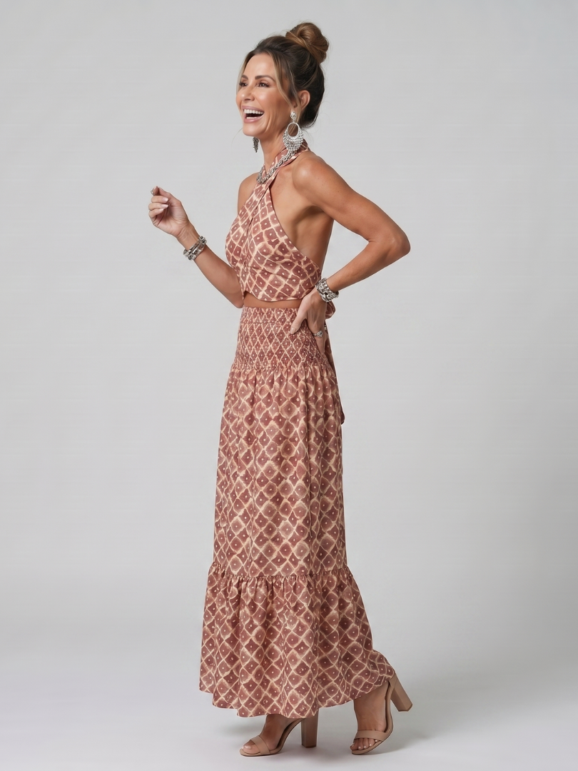 Amira | Conjunto Midi con Top Halter Cruzado y Falda con Estampado Geométrico
