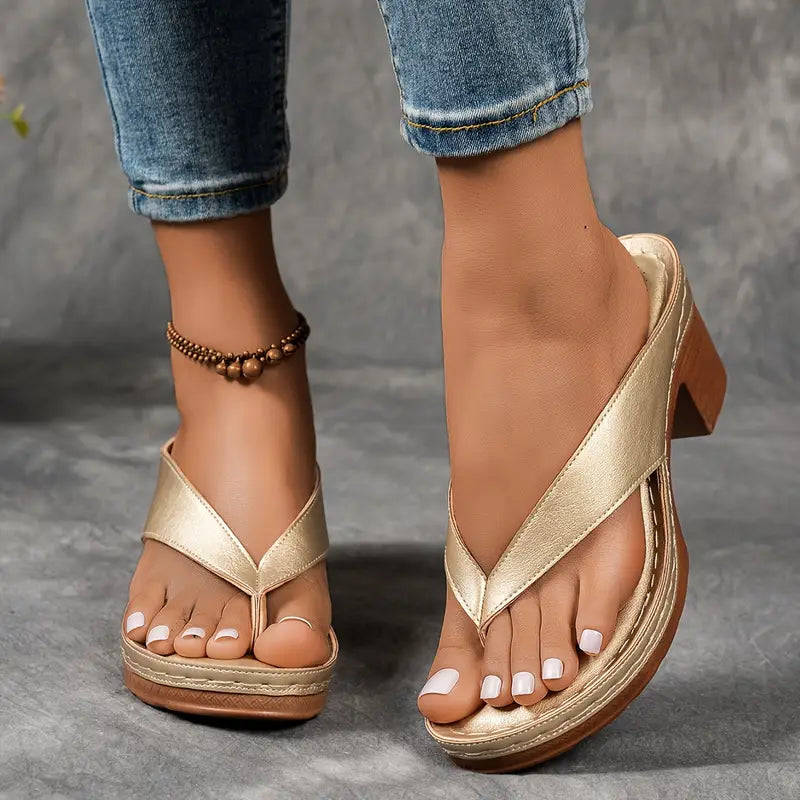 Gloria | Sandalia Flip Flop Dorada con Tacón Ancho y Plantilla Acolchada