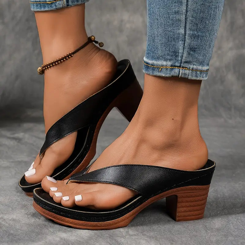 Gloria | Sandalia Flip Flop Dorada con Tacón Ancho y Plantilla Acolchada