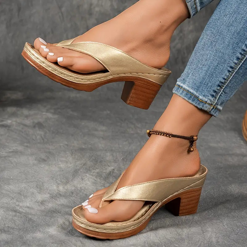 Gloria | Sandalia Flip Flop Dorada con Tacón Ancho y Plantilla Acolchada