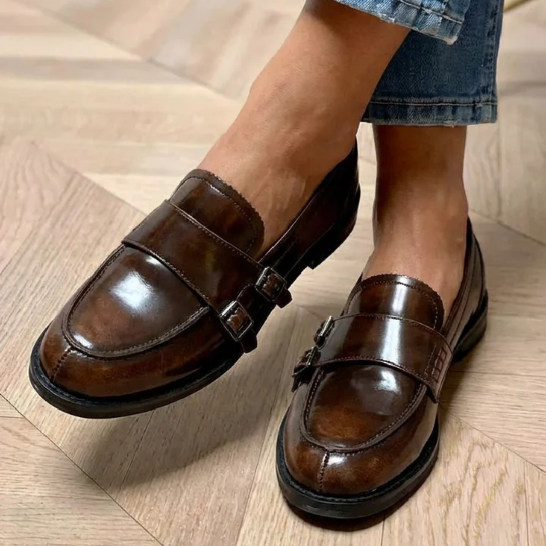 Maevie | Mocasín Plano con Charol Marrón y Hebilla Doble