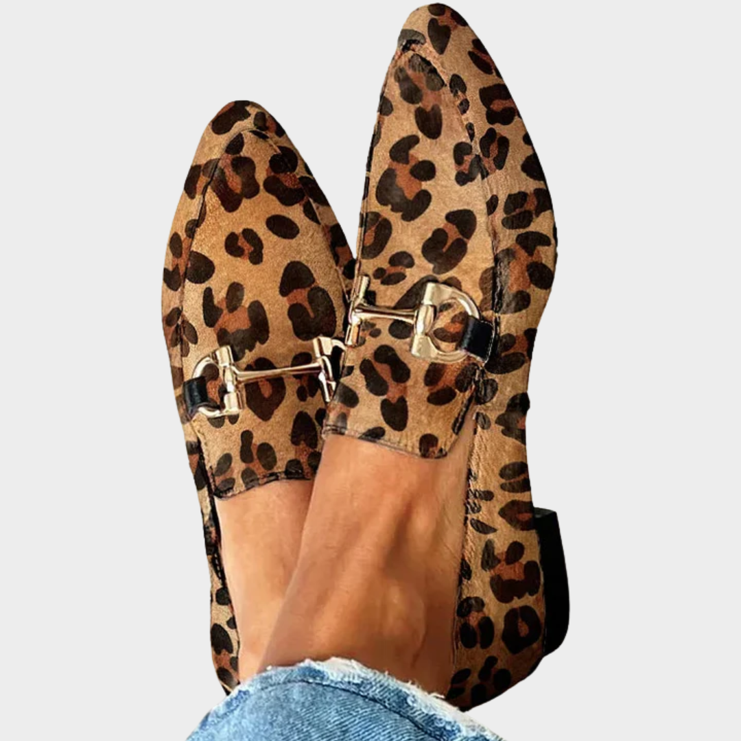 Gia | Mocasín Artesanal Plano con Estampado Leopardo y Detalle Dorado
