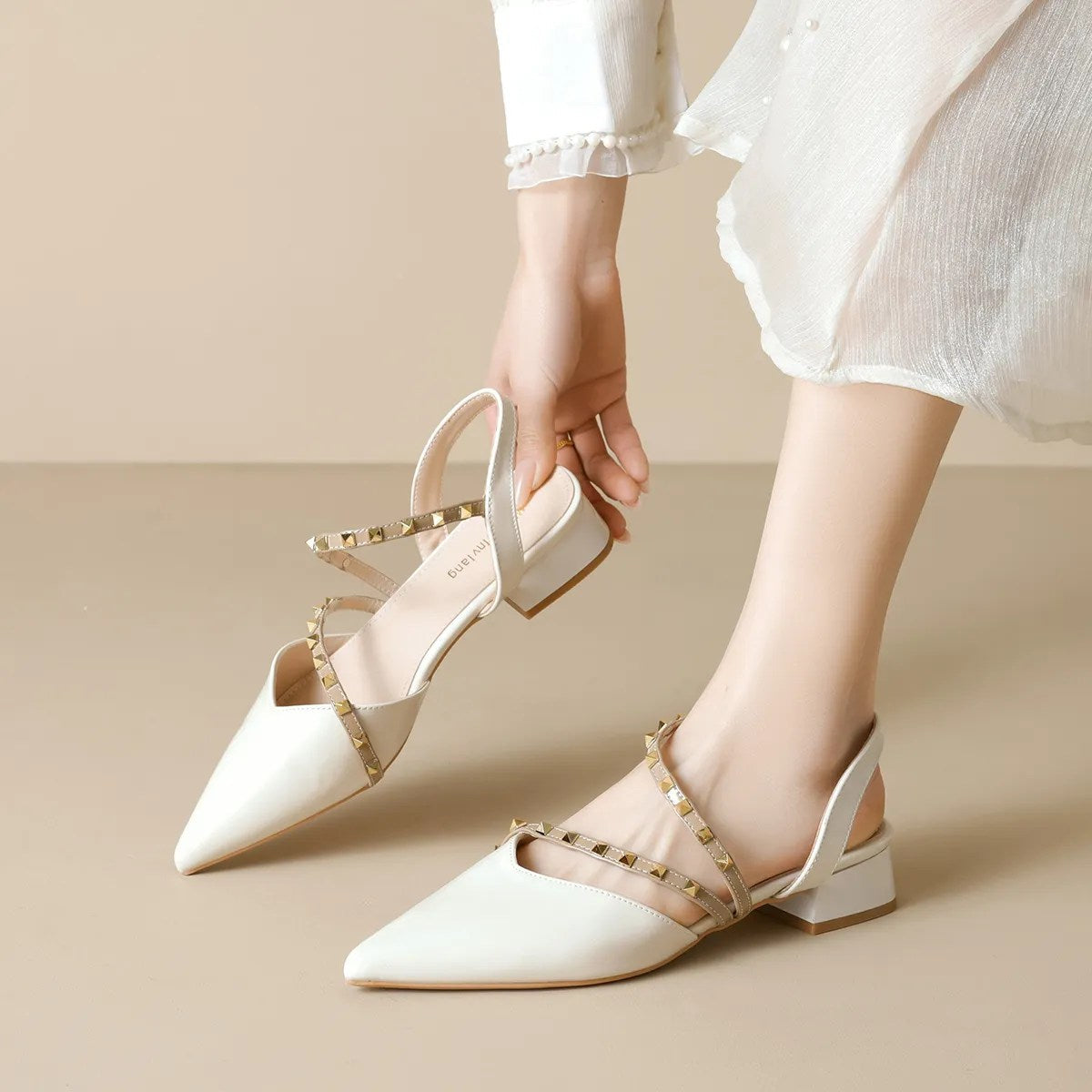 Liorah | Salón Slingback con Tacón Bajo y Tiras con Tachuelas Doradas