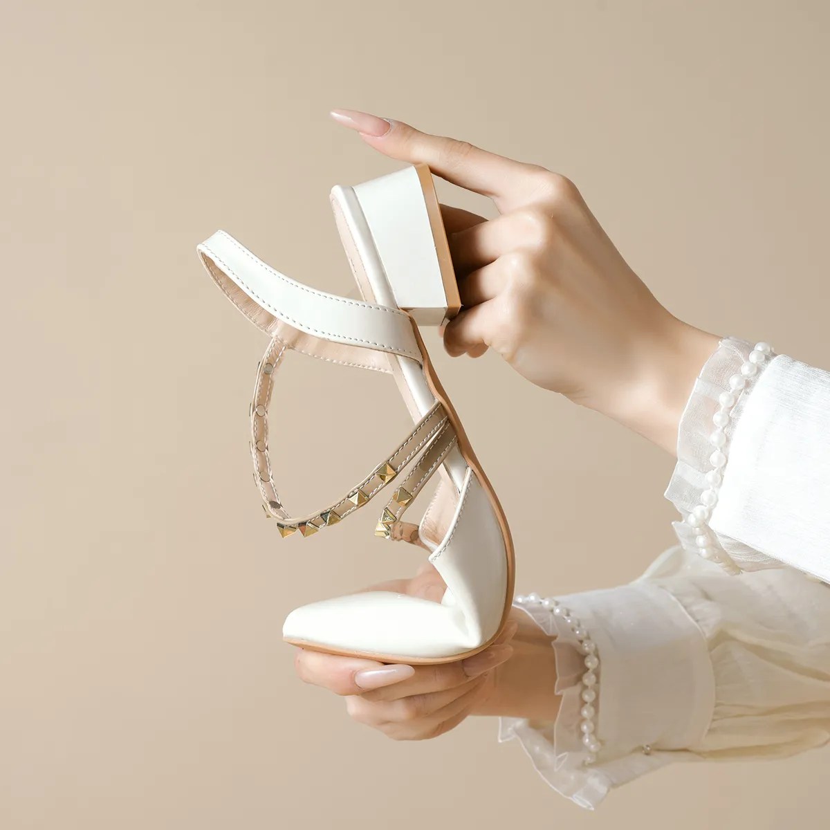 Liorah | Salón Slingback con Tacón Bajo y Tiras con Tachuelas Doradas