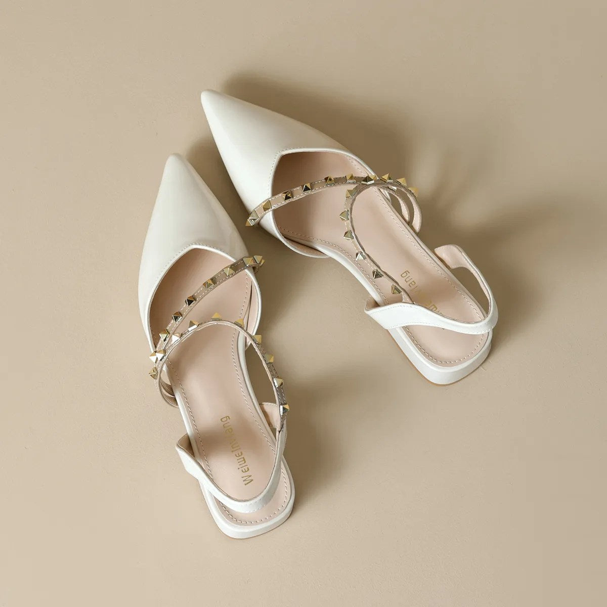 Liorah | Salón Slingback con Tacón Bajo y Tiras con Tachuelas Doradas