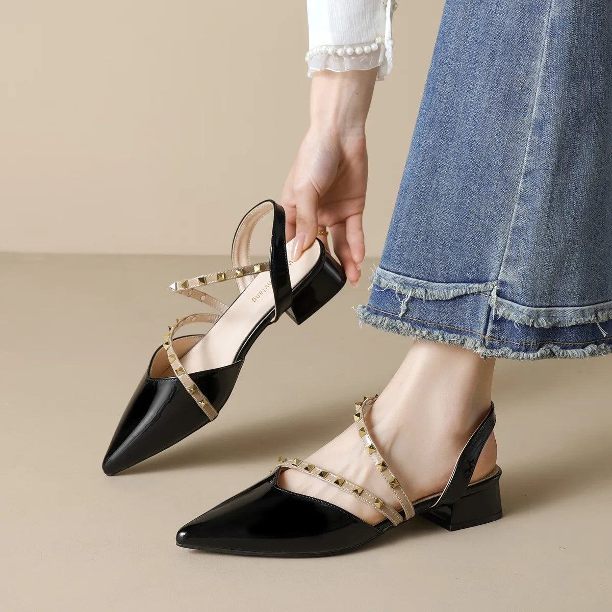 Liorah | Salón Slingback con Tacón Bajo y Tiras con Tachuelas Doradas