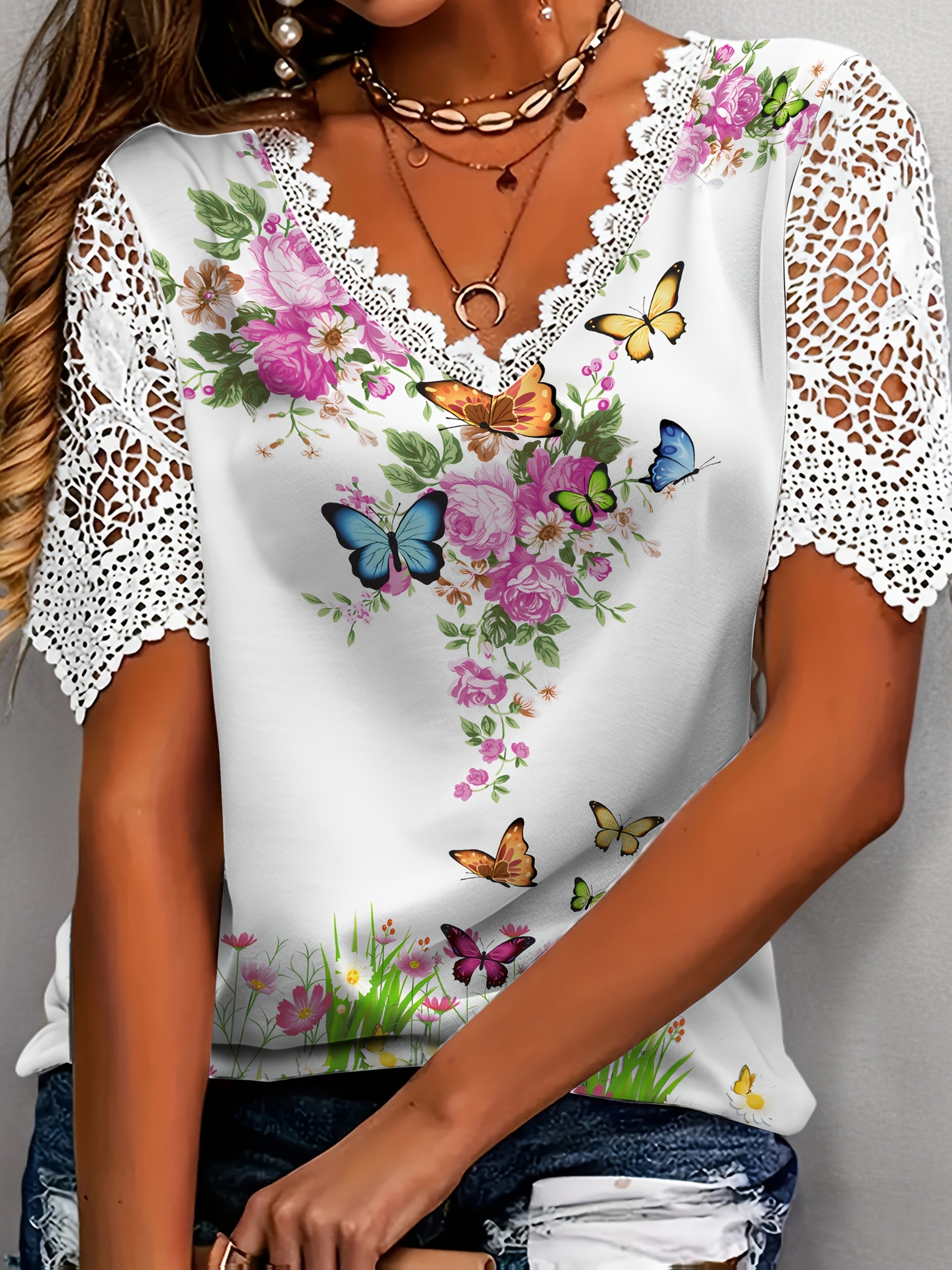 Mariposa – V-hals T-shirt met bloemenprint en vlinderdetails