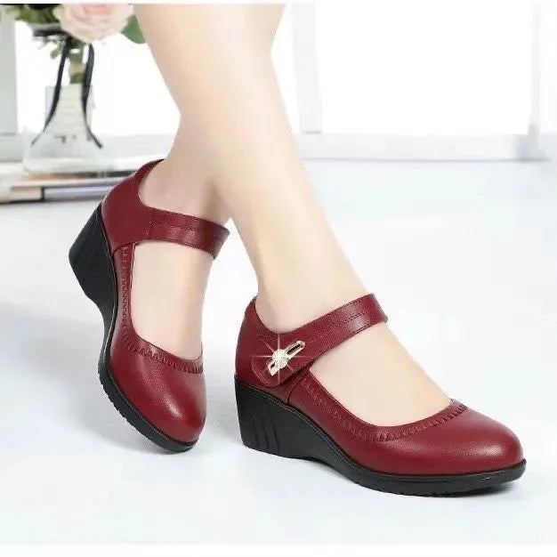 Claira | Elegante Comfort Pump met Verstelbare Enkelband