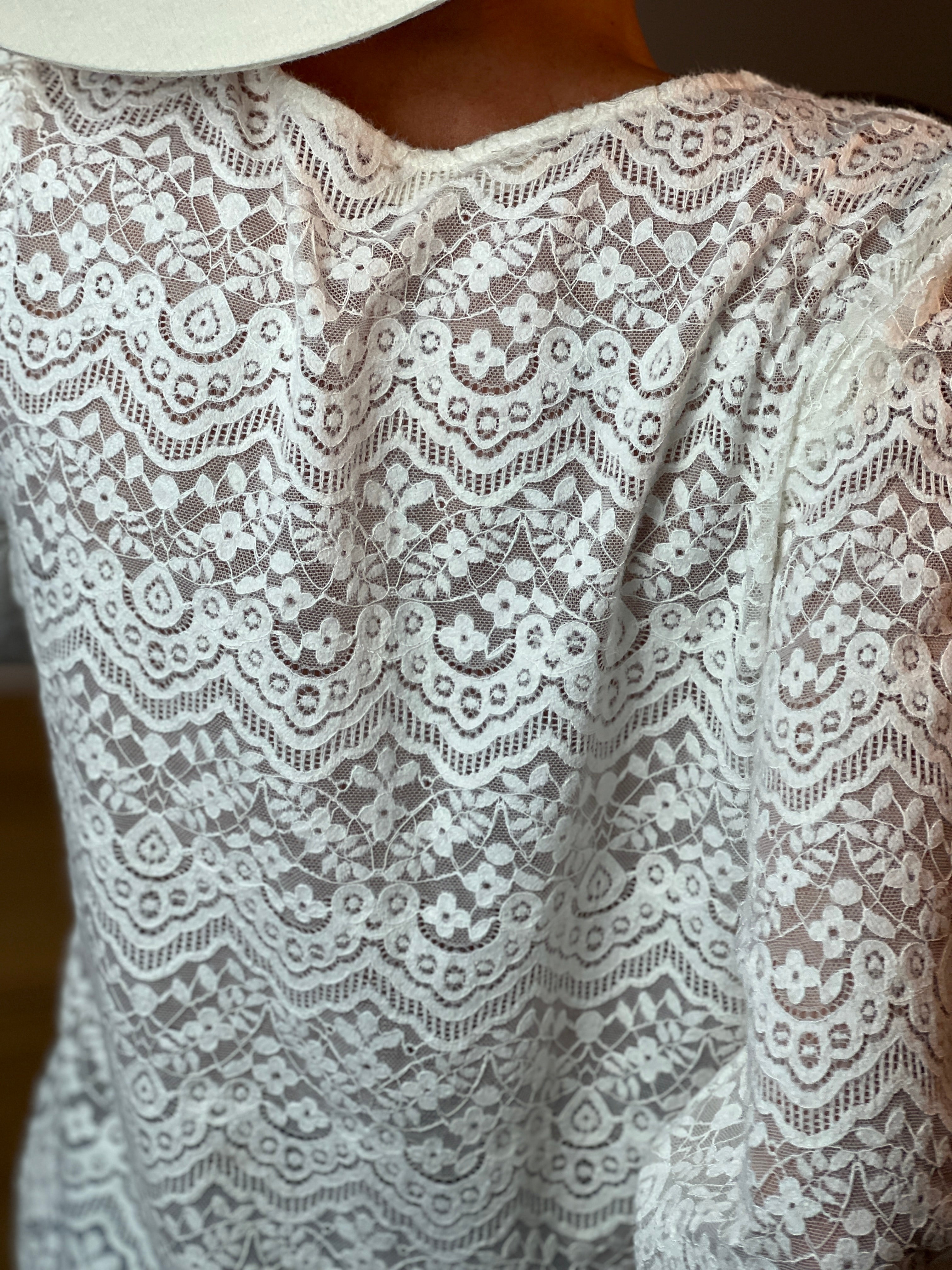 Leila | Blusa de Encaje Blanco con Escote en V y Manga Larga