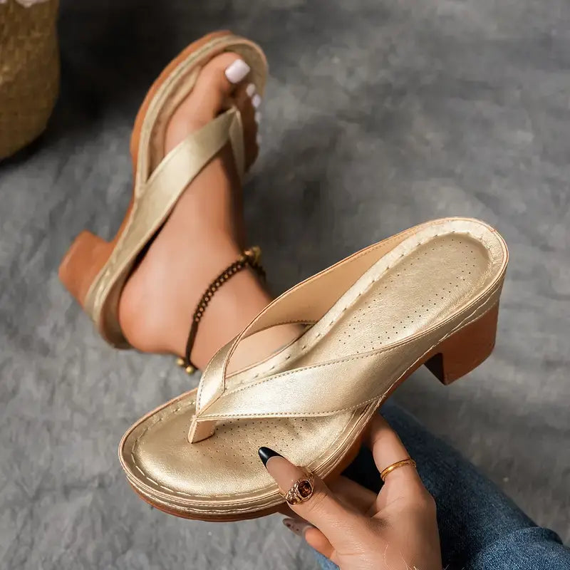 Gloria | Sandalia Flip Flop Dorada con Tacón Ancho y Plantilla Acolchada