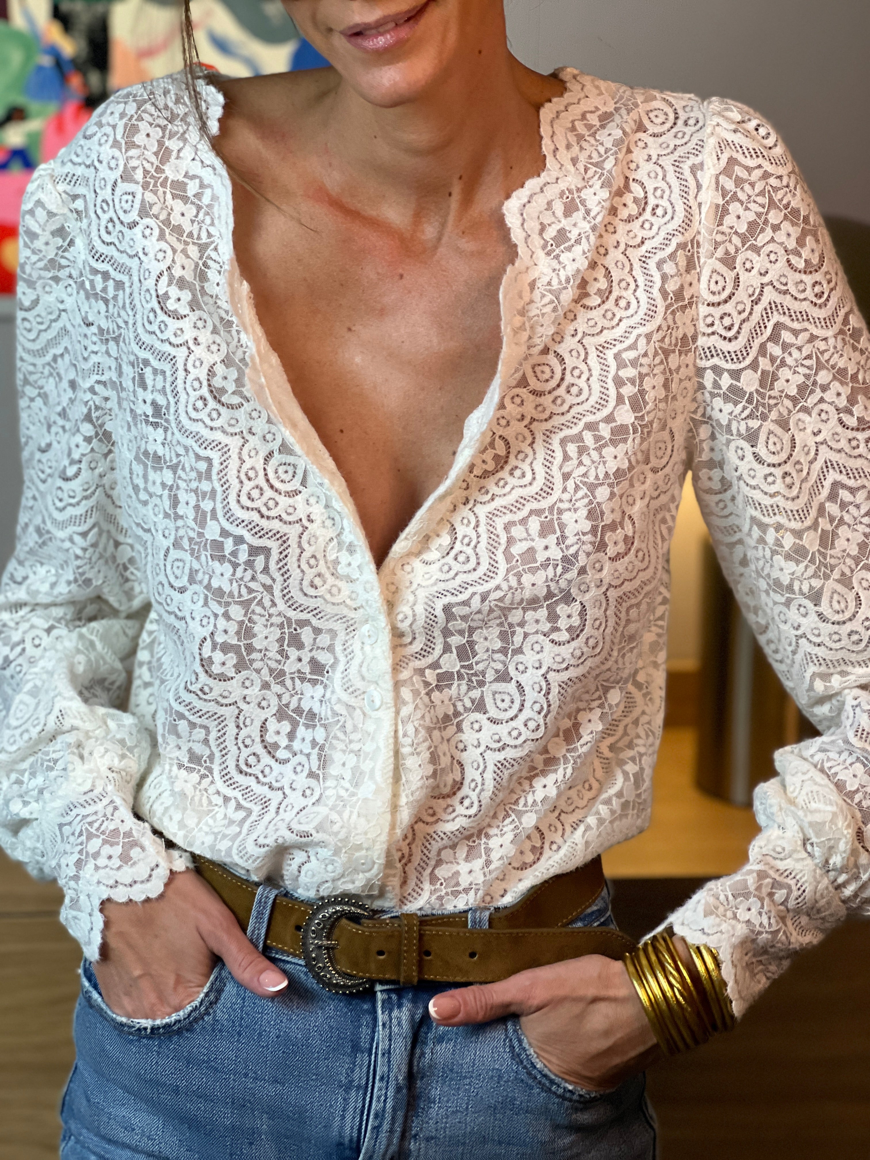 Leila | Blusa de Encaje Blanco con Escote en V y Manga Larga