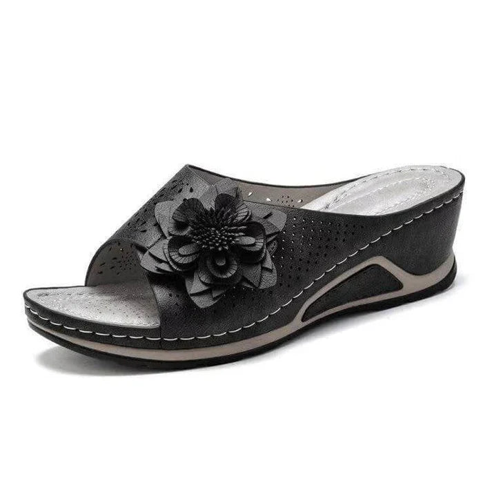 Camille | Dames Orthopedische Sleehak Slipper met Bloem en Geperforeerd Design