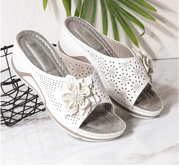 Camille | Dames Orthopedische Sleehak Slipper met Bloem en Geperforeerd Design