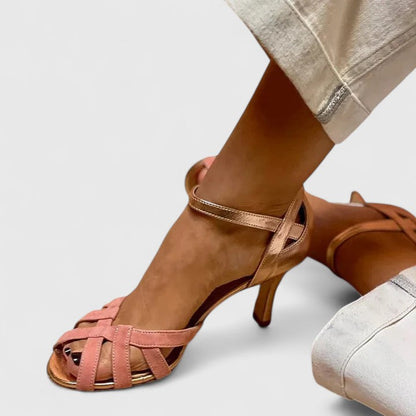 Coral | Sandalia de Tacón Fino con Tiras Entrelazadas en Rosa y Dorado