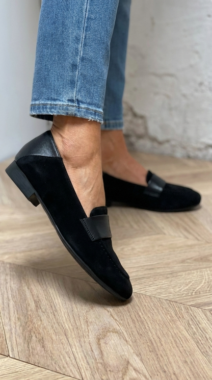 "Elra - Elegante Klassieke Schoenen" can be rewritten as "Elra - Stijlvolle Klassieke Schoenen".