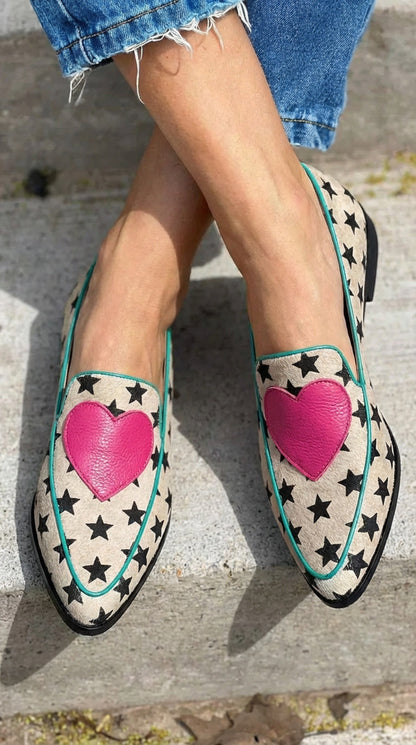 Marisol | Mocasín Artesanal con Estampado de Estrellas y Detalle Corazón