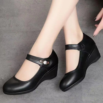 Claira | Elegante Comfort Pump met Verstelbare Enkelband