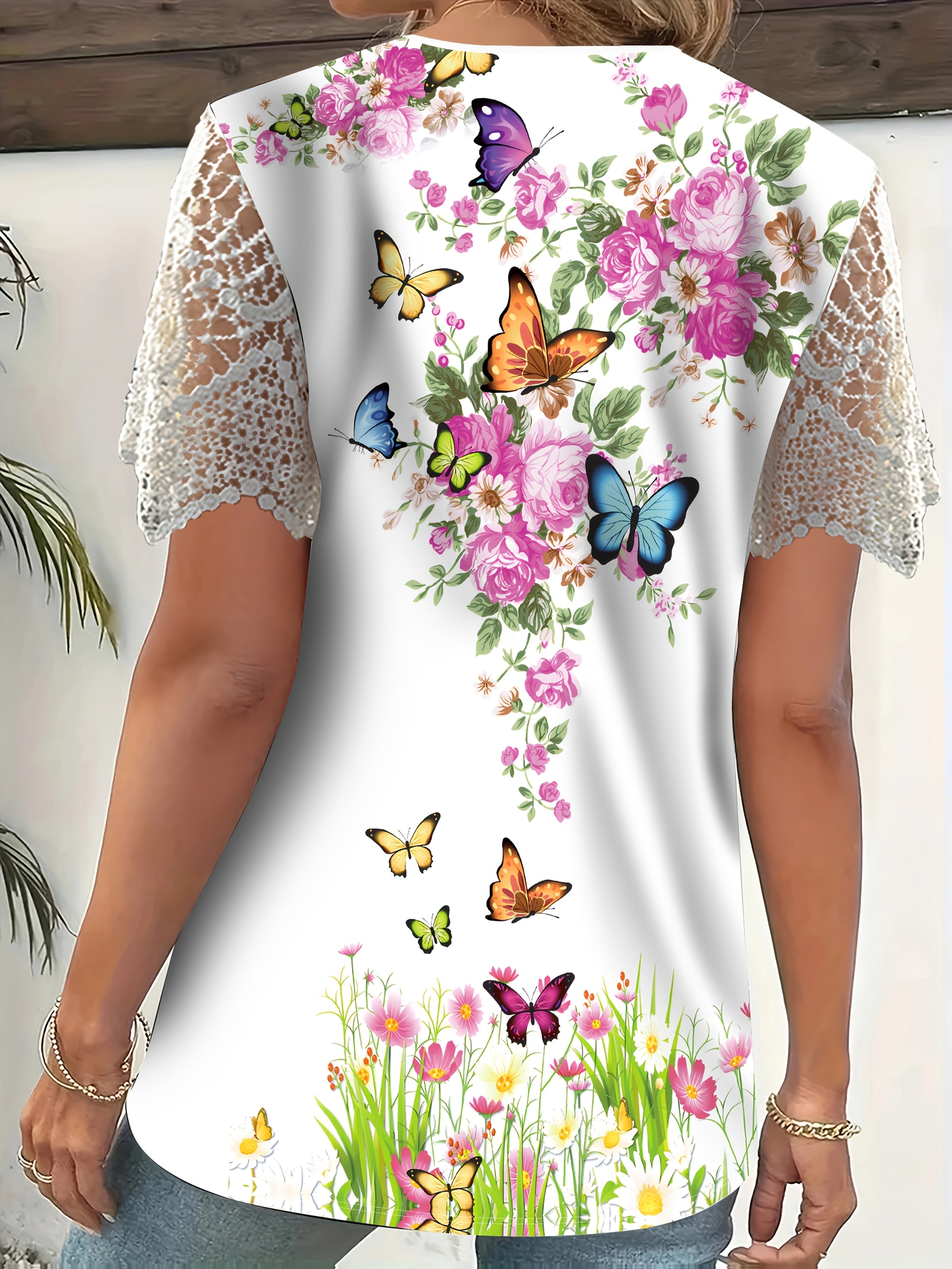 Mariposa – V-hals T-shirt met bloemenprint en vlinderdetails