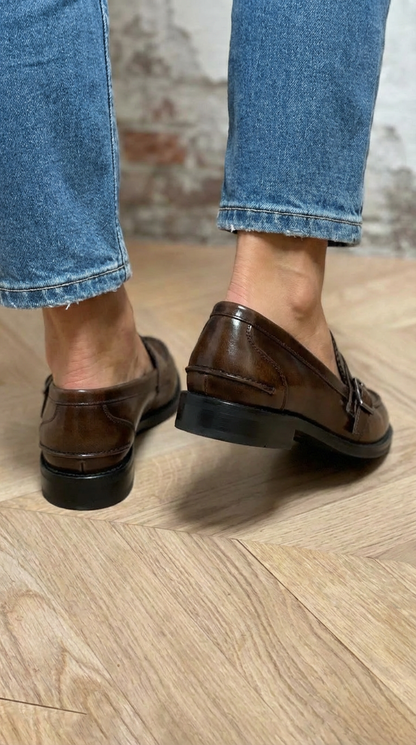 Maevie | Mocasín Plano con Charol Marrón y Hebilla Doble