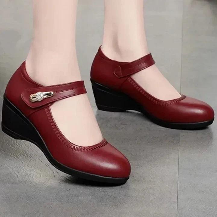 Claira | Elegante Comfort Pump met Verstelbare Enkelband