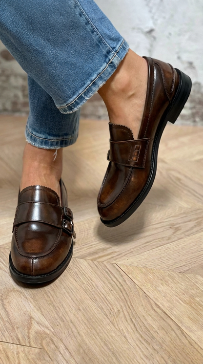 Maevie | Mocasín Plano con Charol Marrón y Hebilla Doble