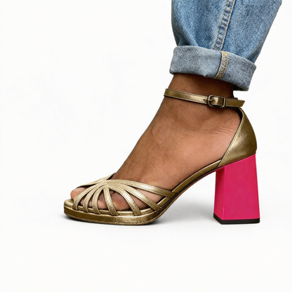 Fiesta | Sandalia de Tacón Ancho con Tiras Doradas y Tacón Fucsia