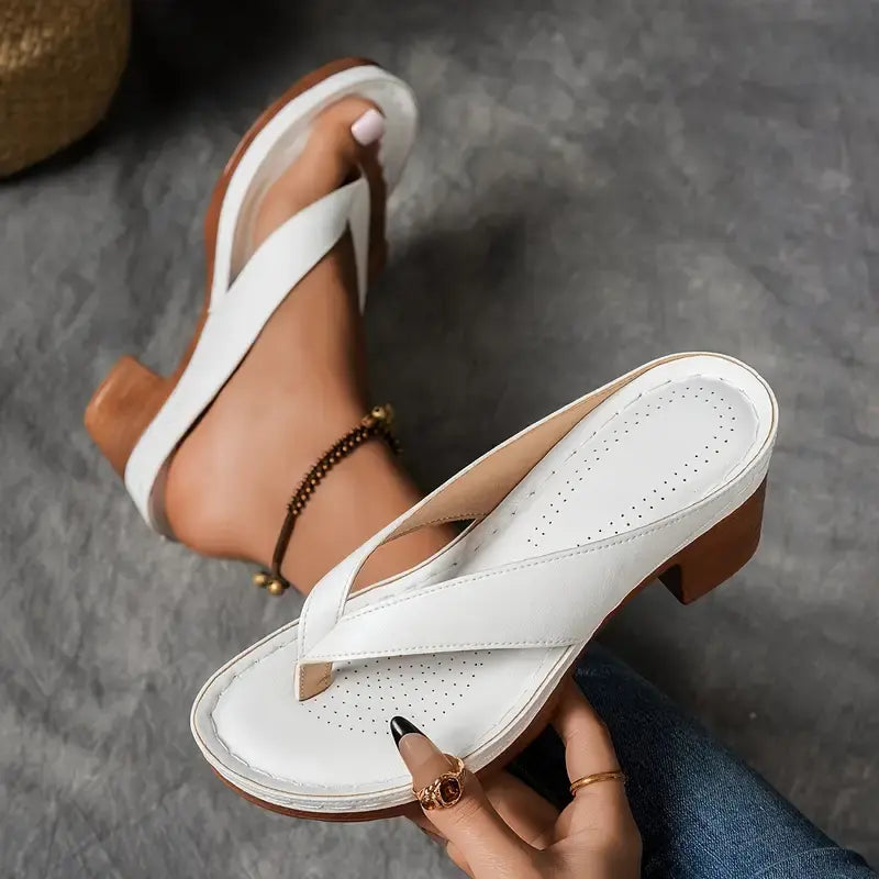 Gloria | Sandalia Flip Flop Dorada con Tacón Ancho y Plantilla Acolchada