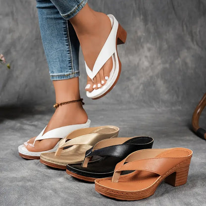 Gloria | Sandalia Flip Flop Dorada con Tacón Ancho y Plantilla Acolchada
