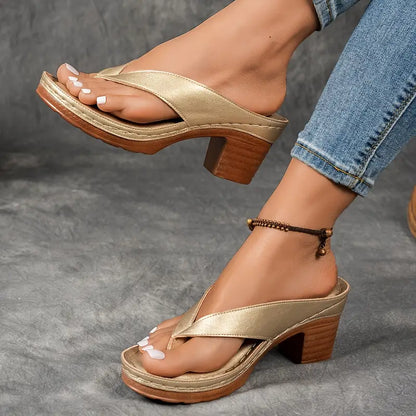 Gloria | Sandalia Flip Flop Dorada con Tacón Ancho y Plantilla Acolchada