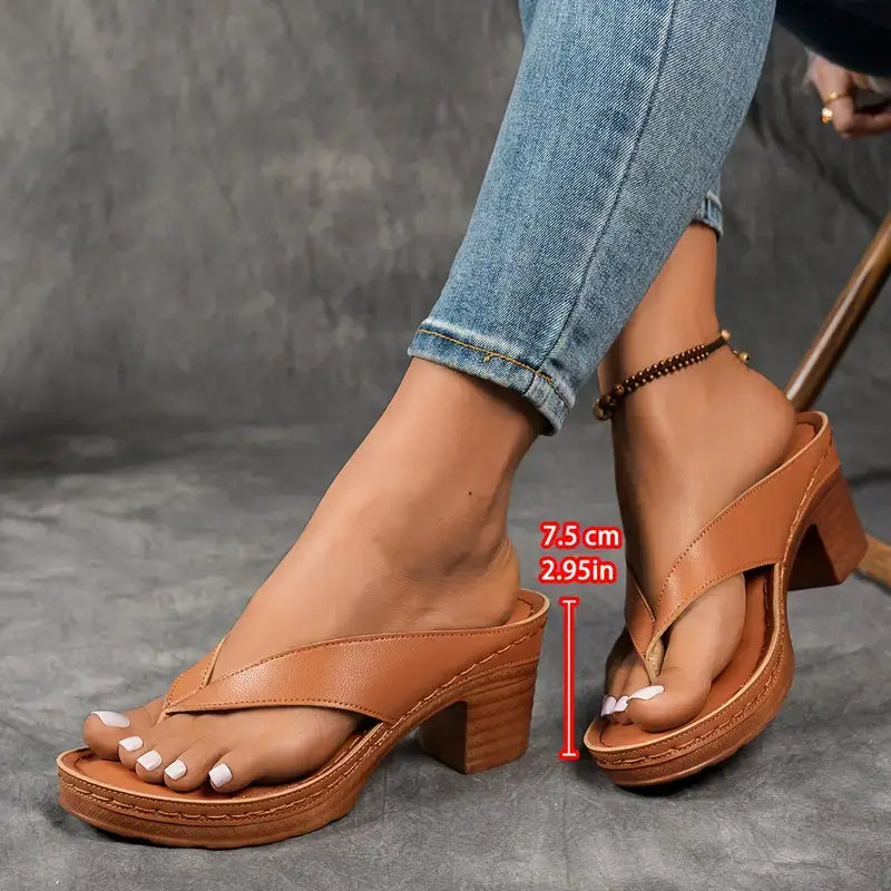 Gloria | Sandalia Flip Flop Dorada con Tacón Ancho y Plantilla Acolchada