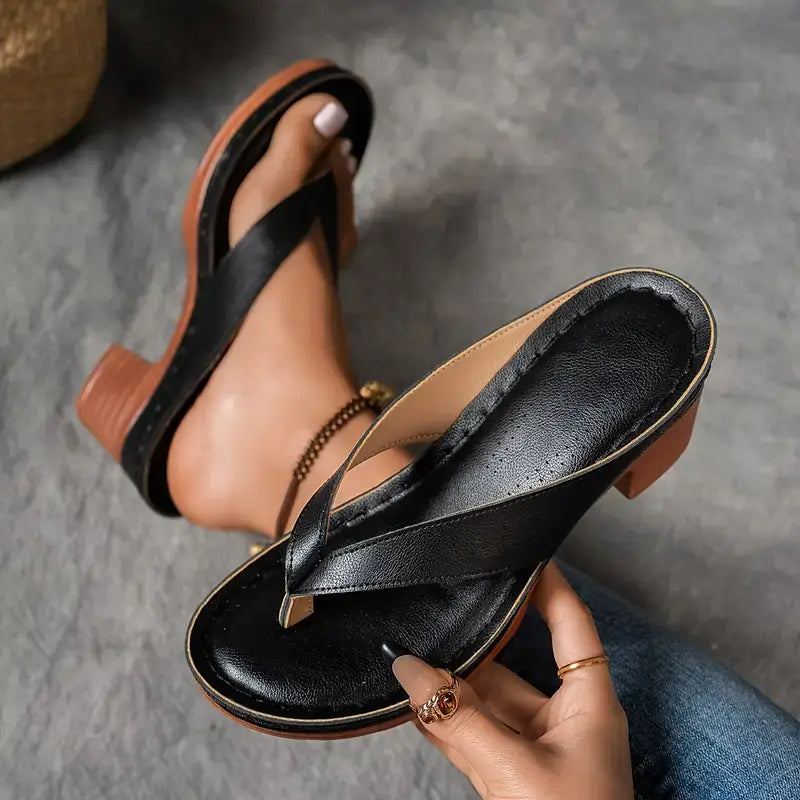 Gloria | Sandalia Flip Flop Dorada con Tacón Ancho y Plantilla Acolchada