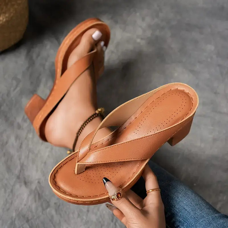 Gloria | Sandalia Flip Flop Dorada con Tacón Ancho y Plantilla Acolchada