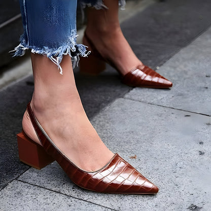 Edina | Salón Slingback con Tacón Bajo y Puntera Fina en Charol