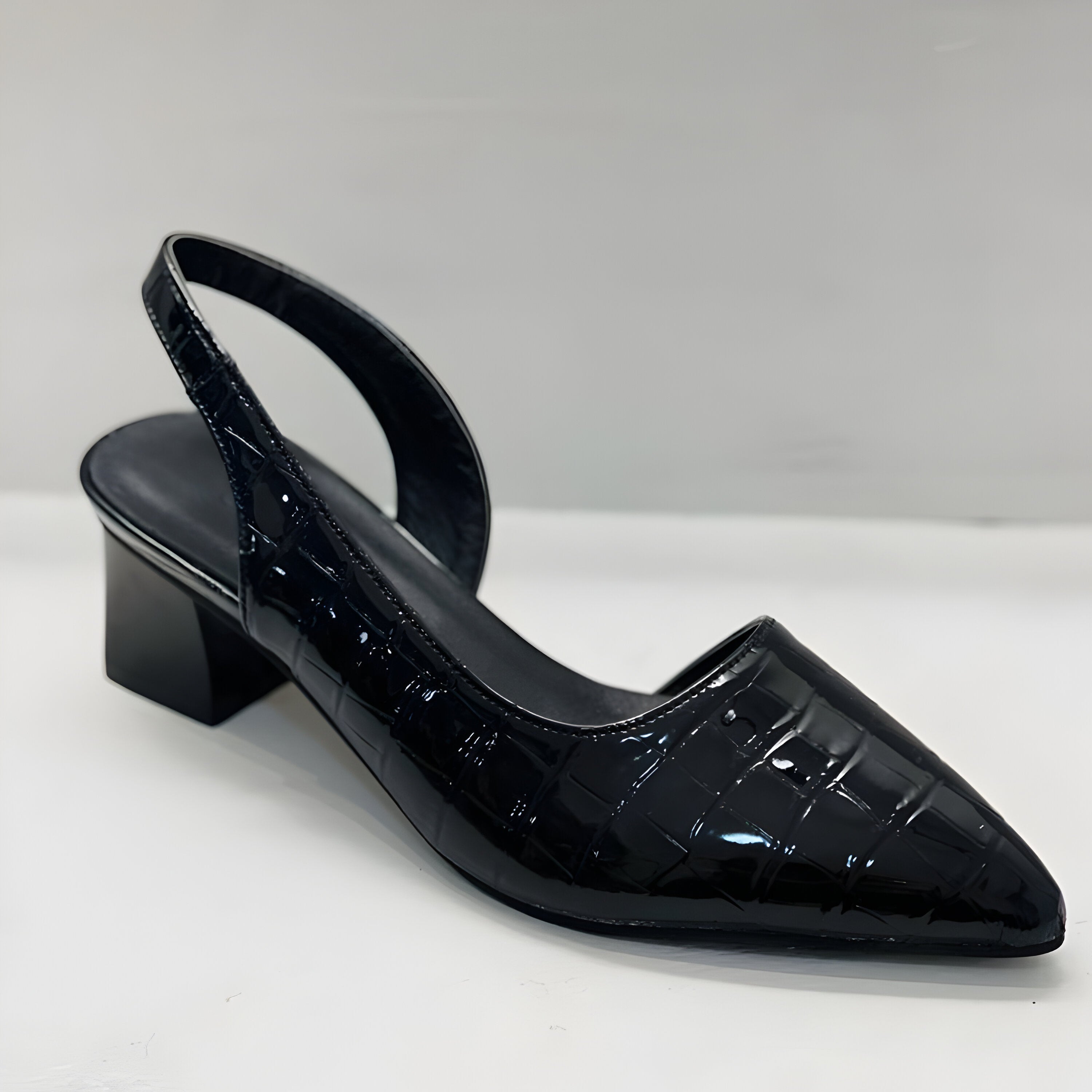 Edina | Salón Slingback con Tacón Bajo y Puntera Fina en Charol