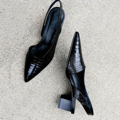 Edina | Salón Slingback con Tacón Bajo y Puntera Fina en Charol