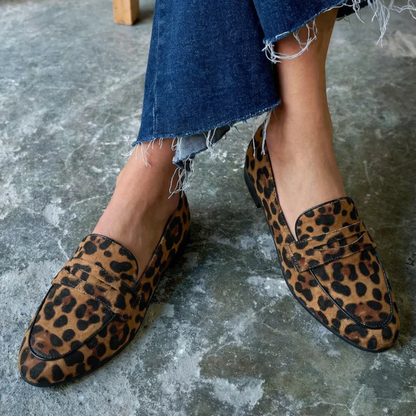 Azariah | Mocasín Plano con Estampado Leopardo y Detalle Penny