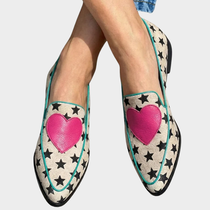 Marisol | Mocasín Artesanal con Estampado de Estrellas y Detalle Corazón