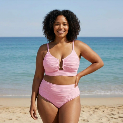 Sirena | Bikini Negro de Talle Alto con Textura en Relieve y Detalle DoradoSirena | Bikini Negro de Talle Alto con Textura en Relieve y Detalle Dorado
