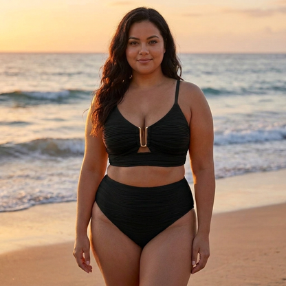 Sirena | Bikini Negro de Talle Alto con Textura en Relieve y Detalle DoradoSirena | Bikini Negro de Talle Alto con Textura en Relieve y Detalle Dorado