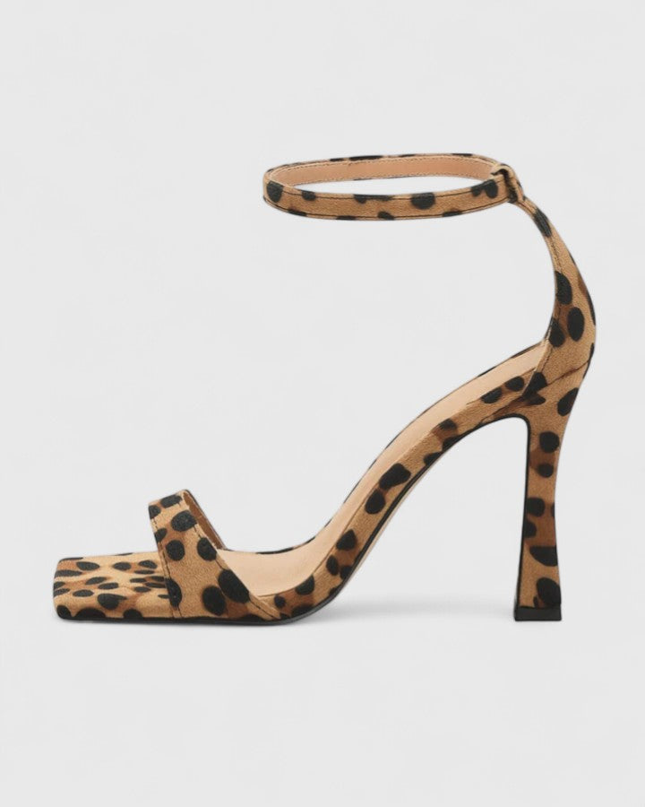 Leoparda | Sandalia de Tacón Ancho con Estampado Animal Print y Tira de Tobillo