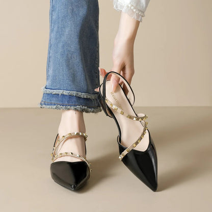 Liorah | Salón Slingback con Tacón Bajo y Tiras con Tachuelas Doradas