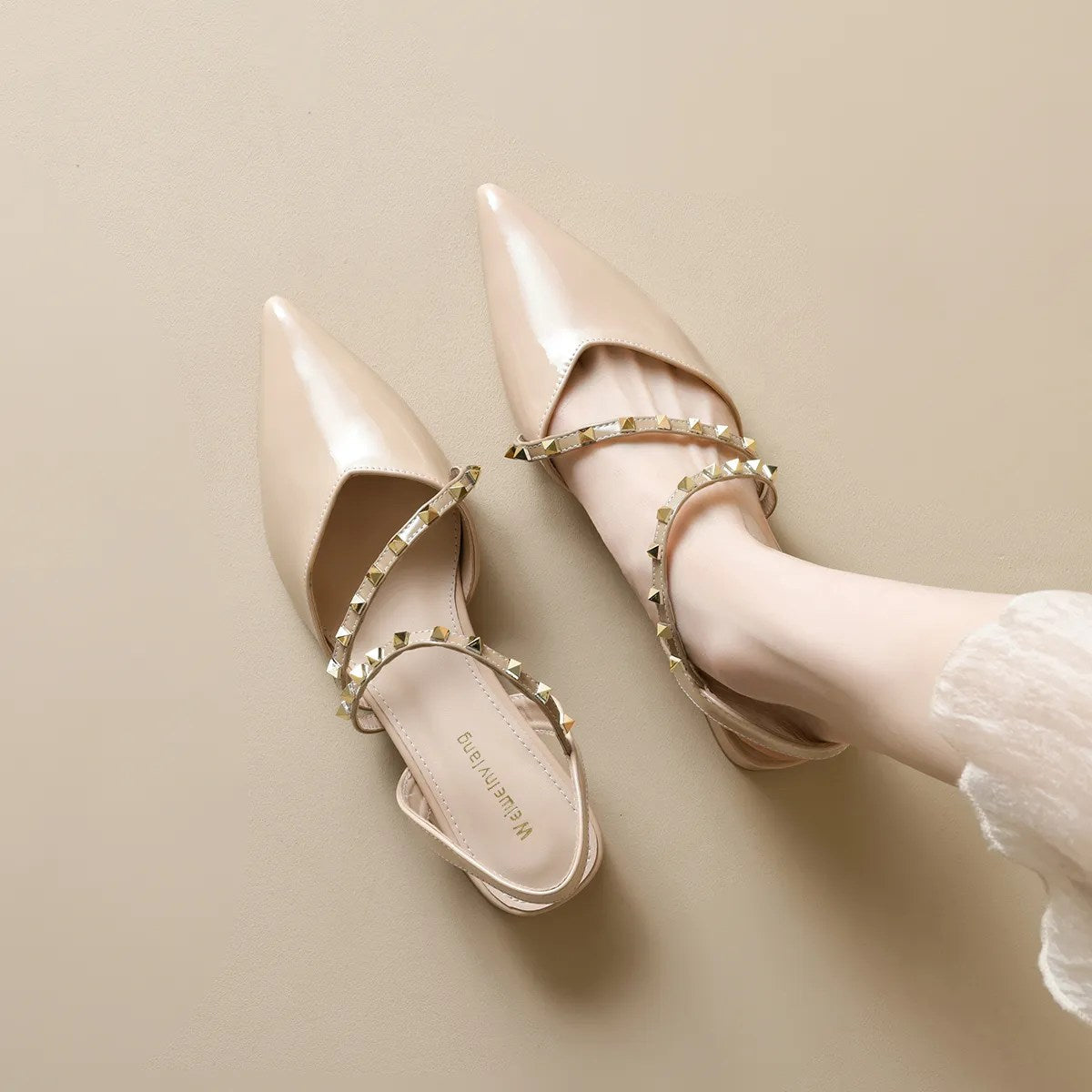 Liorah | Salón Slingback con Tacón Bajo y Tiras con Tachuelas Doradas