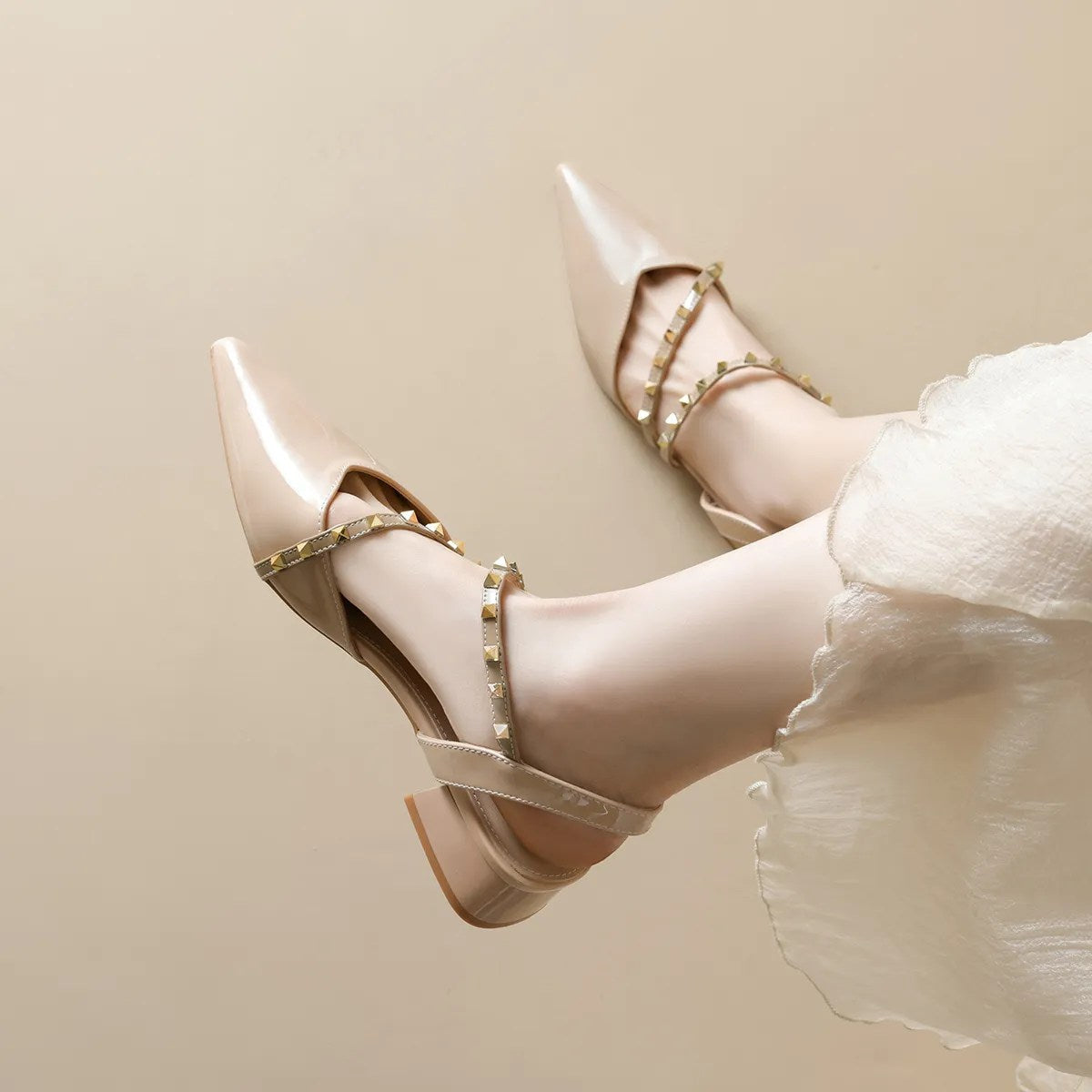 Liorah | Salón Slingback con Tacón Bajo y Tiras con Tachuelas Doradas
