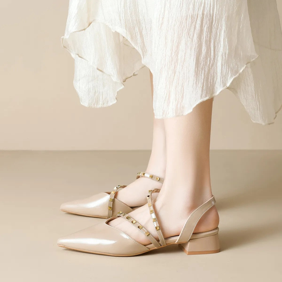 Liorah | Salón Slingback con Tacón Bajo y Tiras con Tachuelas Doradas