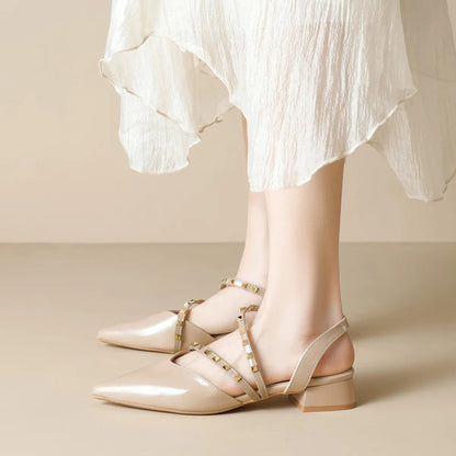 Liorah | Salón Slingback con Tacón Bajo y Tiras con Tachuelas Doradas